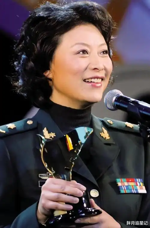 岳红|影后岳红:28岁生女被离婚,40岁独自抗癌,今女儿成她唯一依靠