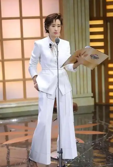 刘敏涛太酷了,穿素衣剃光头上节目,完全不在意他人眼光