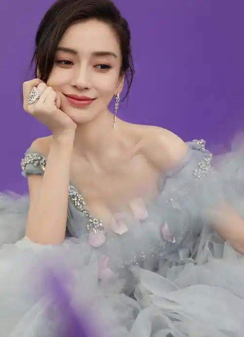 angelababy太温柔了!甜甜风情让人陶醉,楚楚美貌融入自然