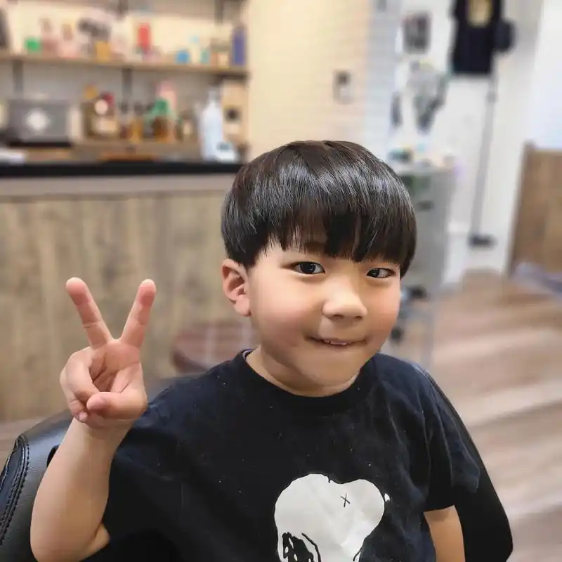 天热别再剪锅盖头了,夏日小男孩发型来了,剪完都很帅