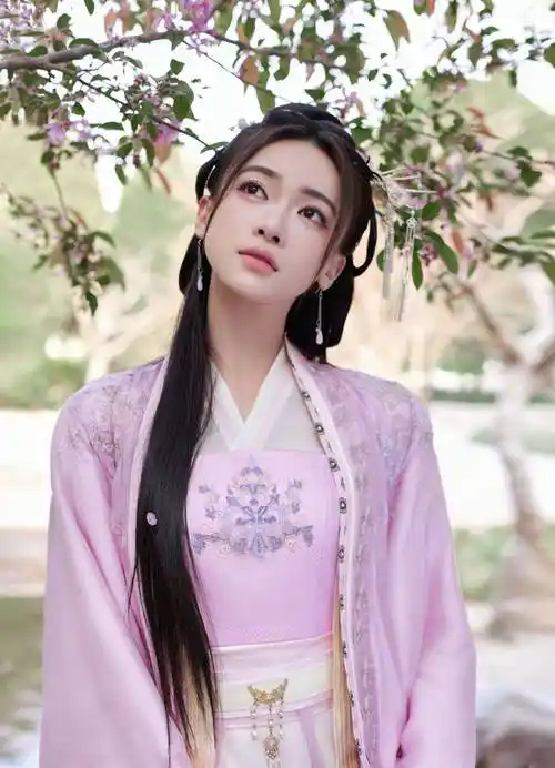 粉色古装美人吴谨言,手摇团扇赏花,清新淡雅如画_白色_气质_网友