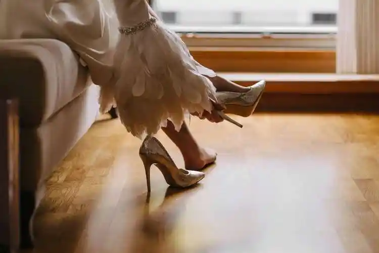 凉鞋, 魅力, 高跟鞋, 穿衣服, 白色, 羽毛, 腿, 赤脚, 女人, 室内