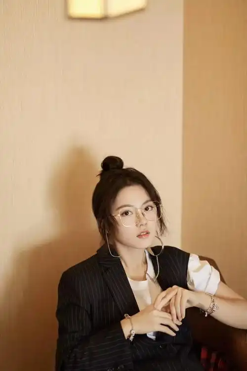 赵今麦潮流合伙人浓妆港风造型曝光,这次有点惊艳!