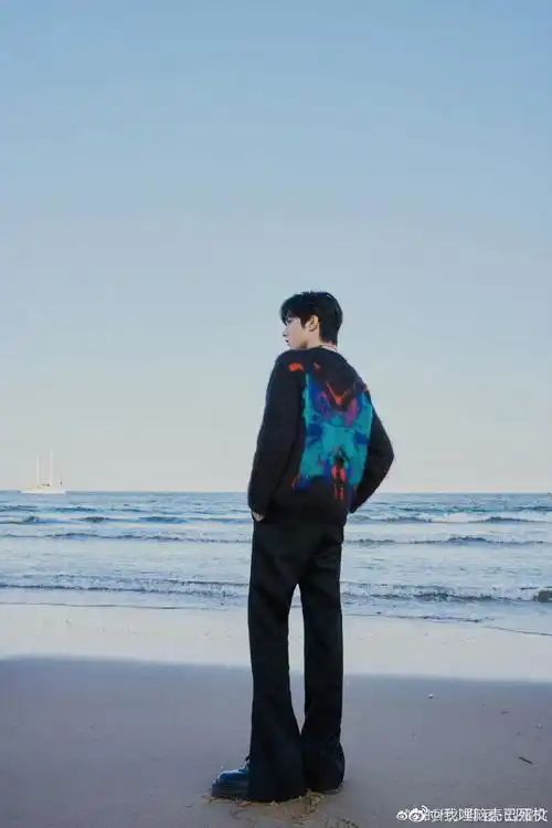 刘耀文问像不像一个灯球##刘耀文怼脸随拍两宫格