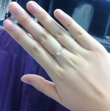 女生右手小拇指有痣,有什么说法吗 女生小拇指有痣代表_53运势网