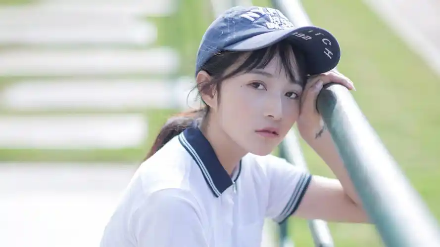 操场上的校服女生