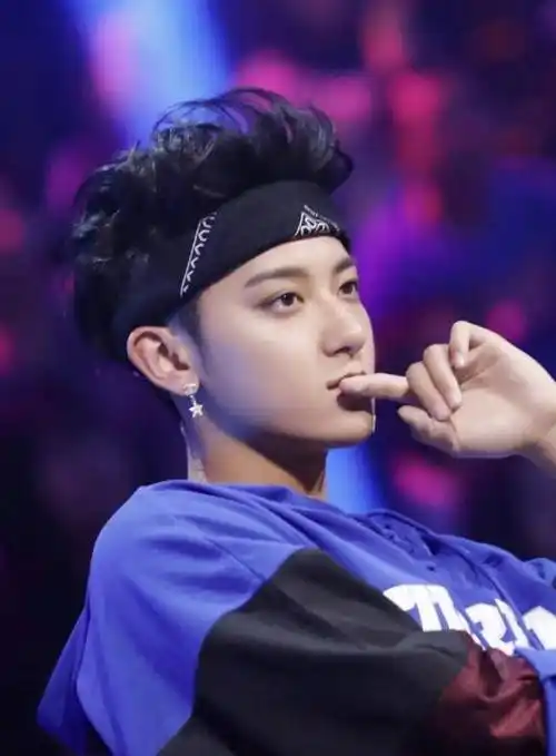 原创创造营3鹿晗黄子韬机场合体两人被同款潮包果然是兄弟情深