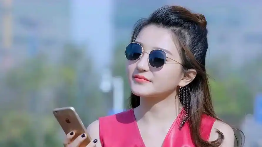 暖爱:江泊儿大半夜来到自己的书吧,竟让员工留下来陪自己喝酒