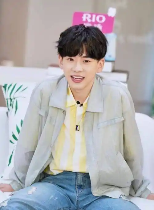 原创费启鸣摘掉眼镜就像变了个人却惹争议这颜值全靠眼镜