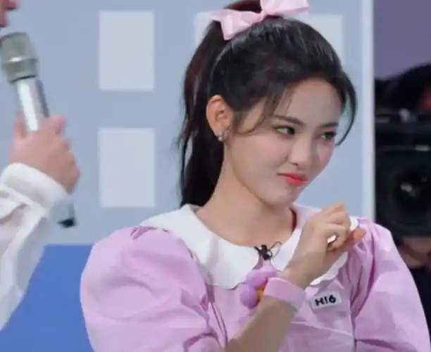 杨超越:直播胸部走光真空,视频流出都被看烂了,胸部丰满诱人|周深