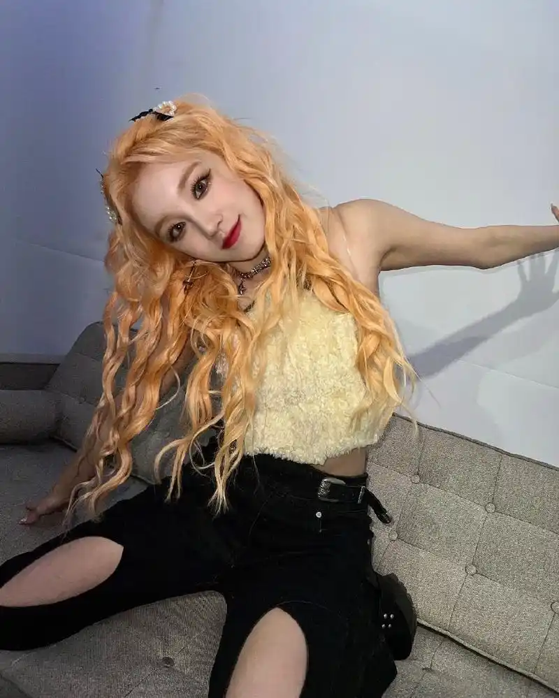 宋雨琦分享金发美照公主头造型活泼俏皮好美