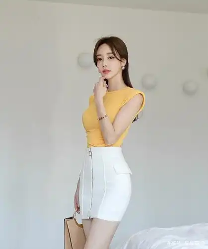 孙允珠时尚穿搭:蛋黄色薄纱短袖拼接包臀裙,尽显s型身材