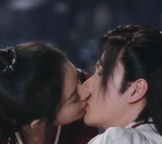 王一博赵丽颖"吻戏"上线!女方主动太霸气,耳朵通红疑似害羞