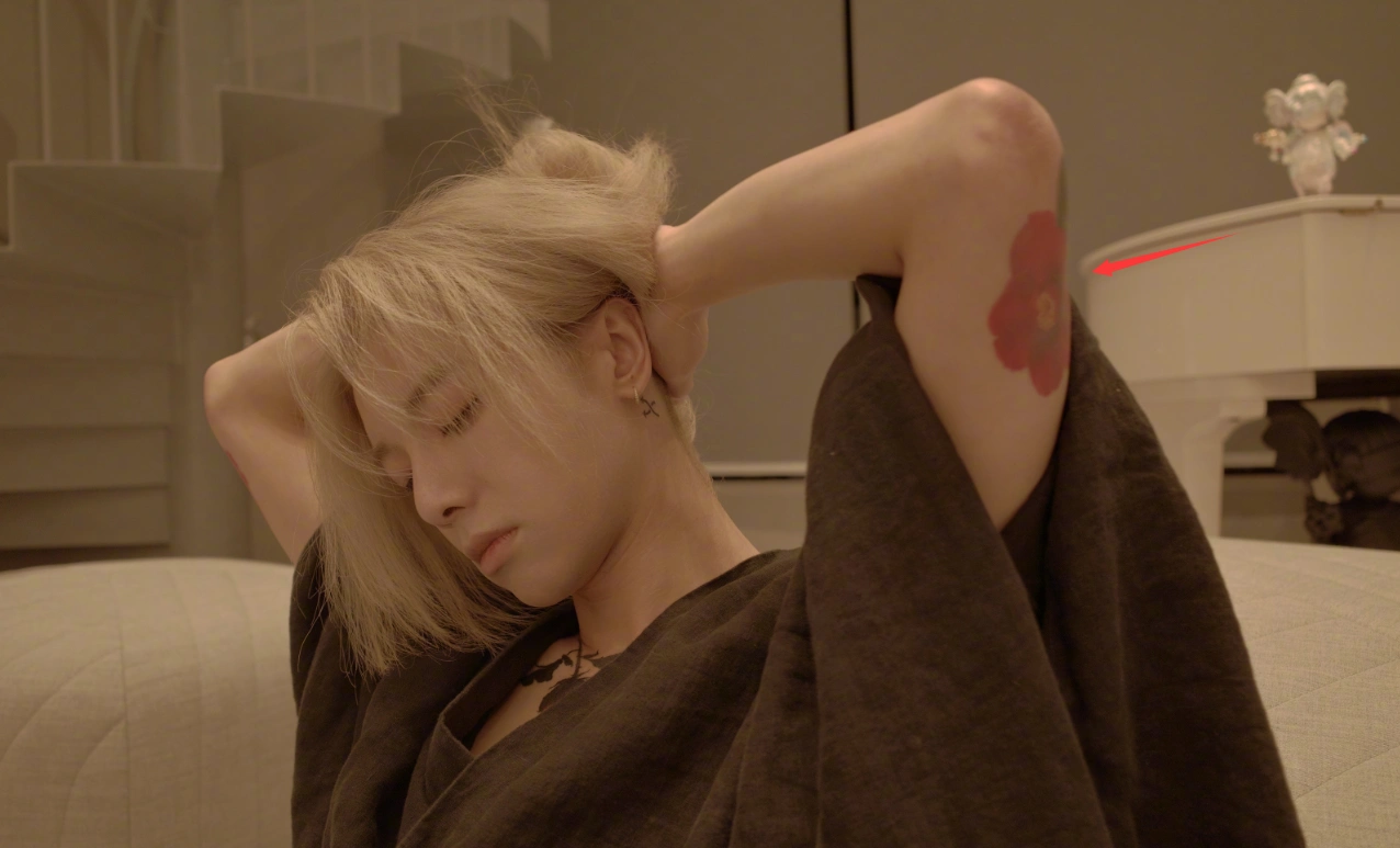 华晨宇晒纹身自拍照,金发配锁骨玫瑰花,粉丝直夸:好美