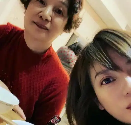 赵薇母亲魏启颖儿子离婚分走52亿女儿消失荧屏丈夫也去世