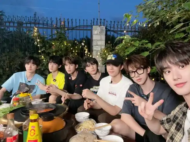 时代少年团最新合照盛夏如期而至少年永不失约