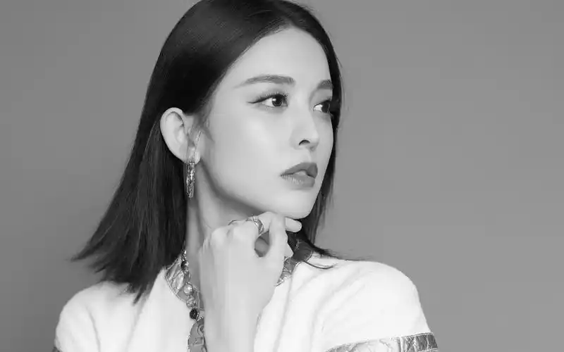 古力娜扎气质黑白照片-美女壁纸-高清美女图片-第2图-娟娟壁纸