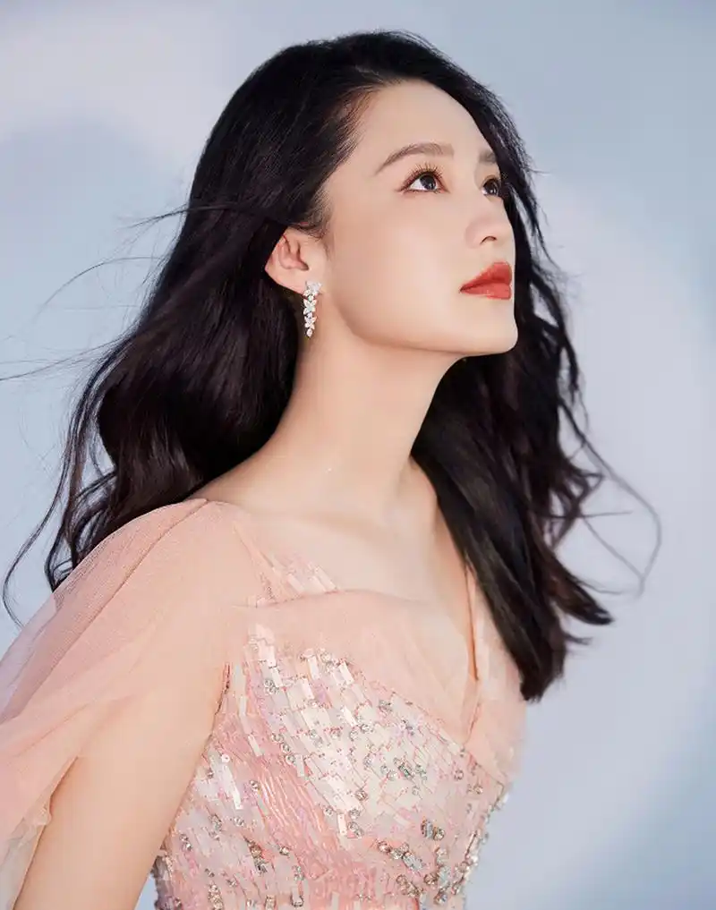 今年中秋,女星在妆容上都很看重,李沁的这套礼服你觉得是什么水平?