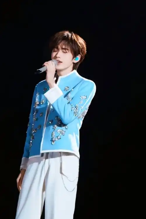 宋亚轩晒唯一舞台照