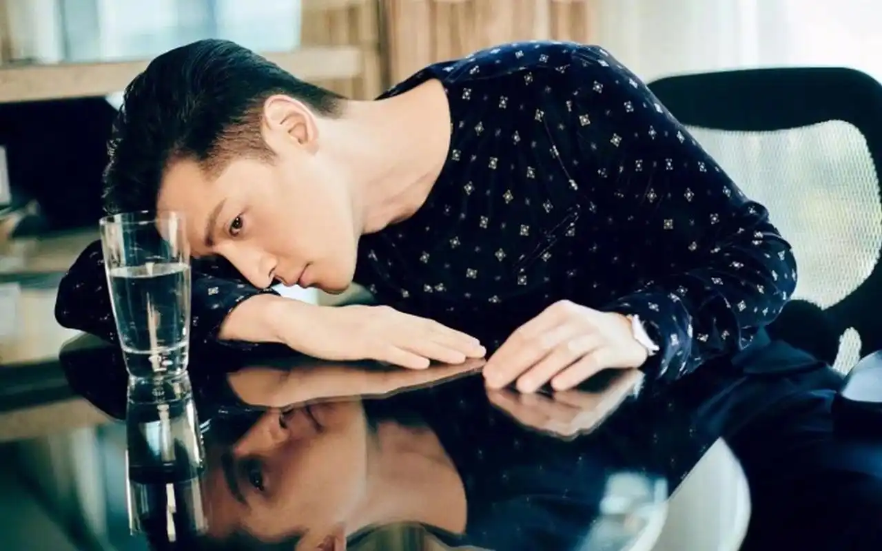 胡歌西装帅气杂志封面写真高清图片壁纸