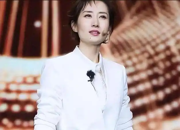 而刘敏涛在演艺界稳定了位置后,她第一时间跑去日本,买了当初前夫没有