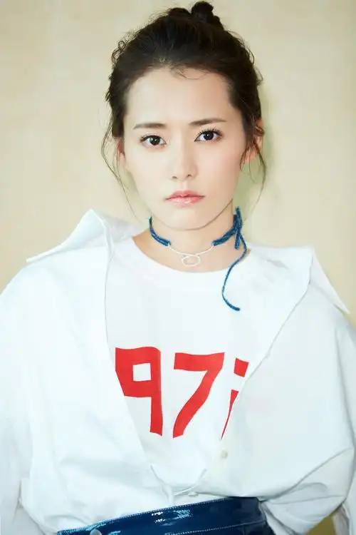 柴碧云全新蓝白look吸睛尽显清爽时尚感