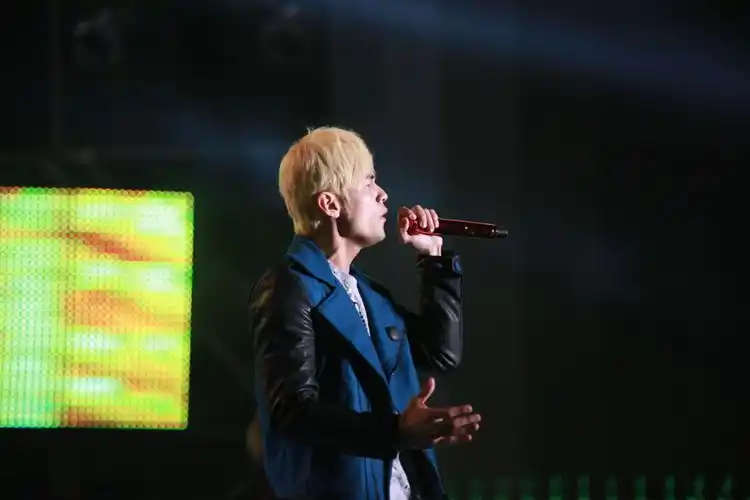 2012年12月1日,周杰伦来宜昌,激动额,有近距离照片的朋友发给我一下