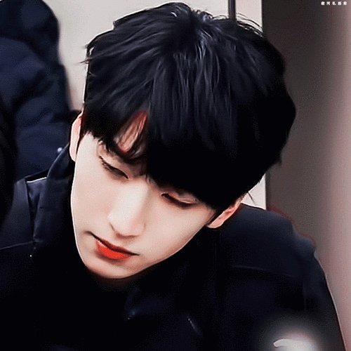 严浩翔动图合集盘点21年小熊名场面