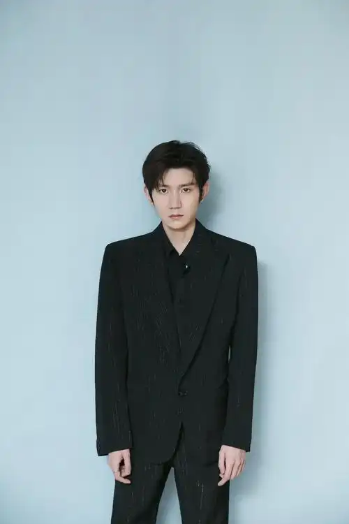 王源全黑西装造型俊逸清朗,高雅矜贵少年变得更加的绅士璀璨夺目