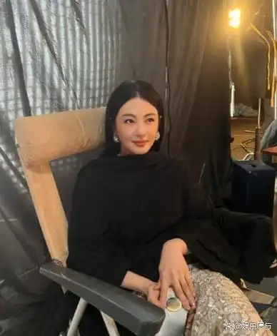 网友爆料称他们在机场目睹了张雨绮和汤臣一品的公子哥汤珈铖一同走过