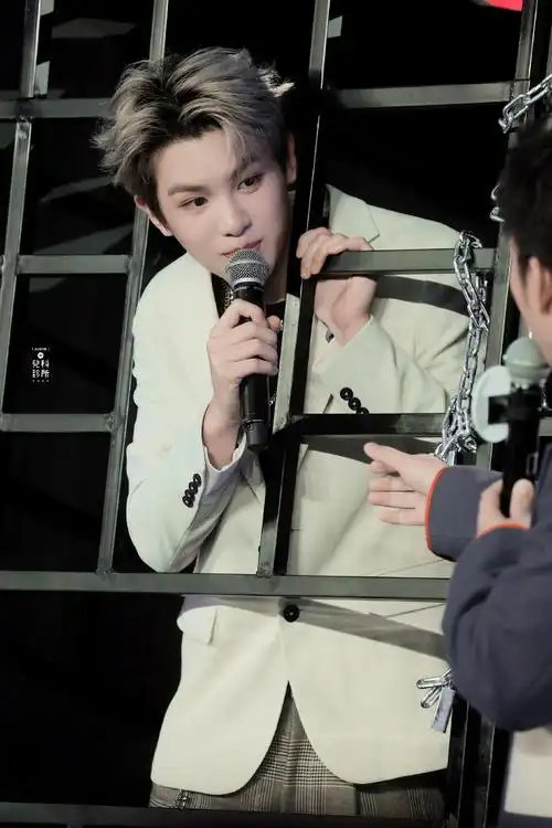 ninepercent新闻191031justin朱正廷现身芒果tv招商会扛大枪玩游戏玩