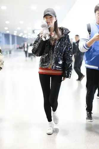 1/ 12 近日,宋轶现身上海机场,身穿亮面短款羽绒服,下搭修身黑色打底