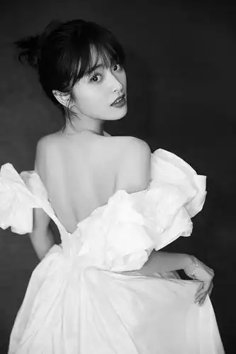 沈月穿纯白礼裙梦幻浪漫,蓬蓬裙摆泡泡袖,变身高贵"小公主"