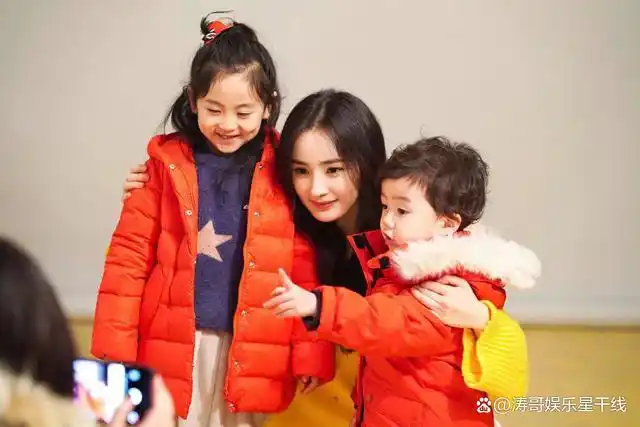 杨幂与父母同飞香港,探望女儿小糯米_深圳热线