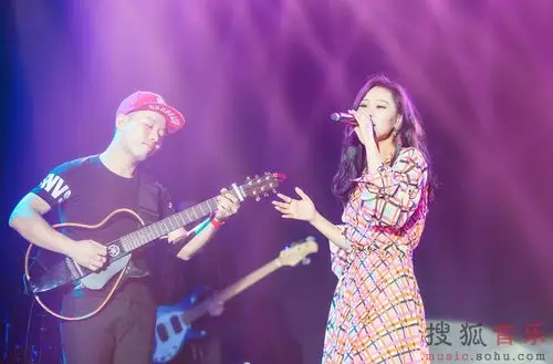 袁娅维演唱会首唱新歌 与常石磊大玩"躲猫猫"