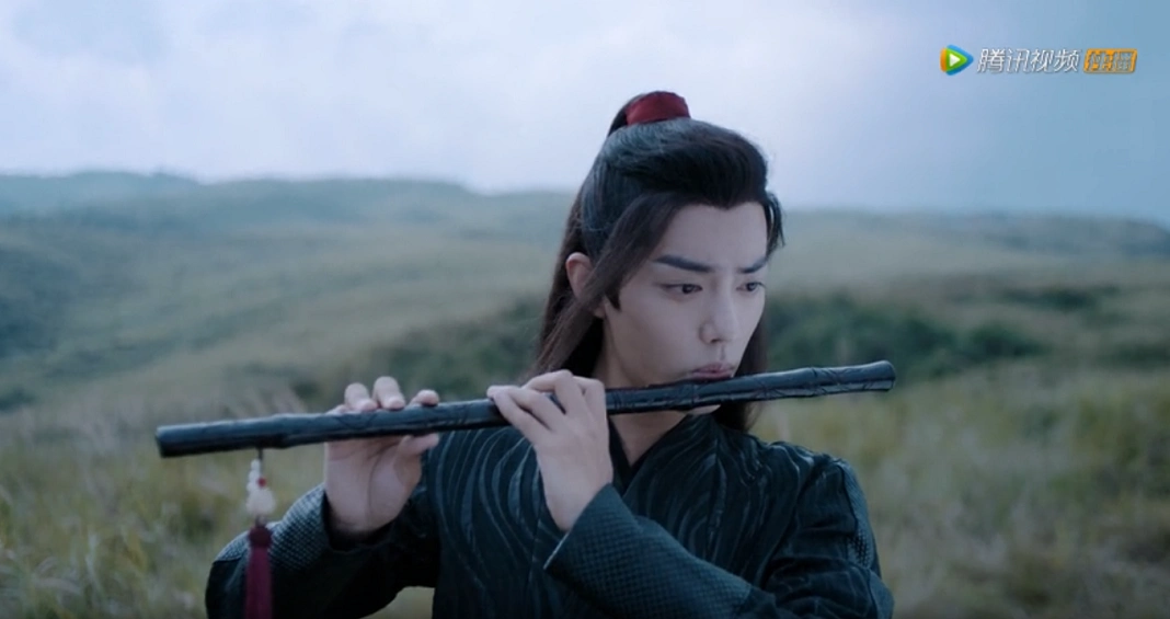 在平原上,魏无羡一个人吹着笛子,可以理解为他对自己人生在思考,认为