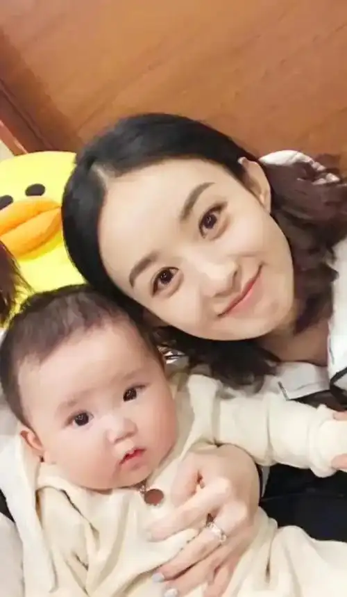 赵丽颖首次晒与儿子照片母子俩亲密贴贴