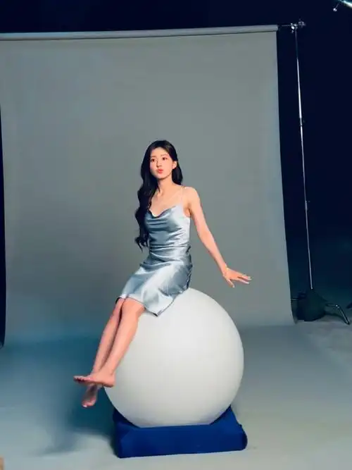 赵露思吊带丝绸裙