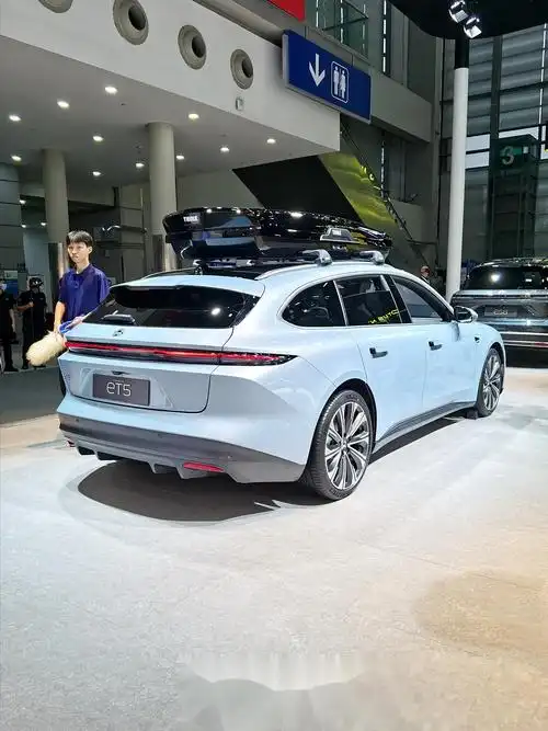 蔚来et5 旅行版(touring)新车实拍. 旅行车与轿车尺寸相同.售价相同