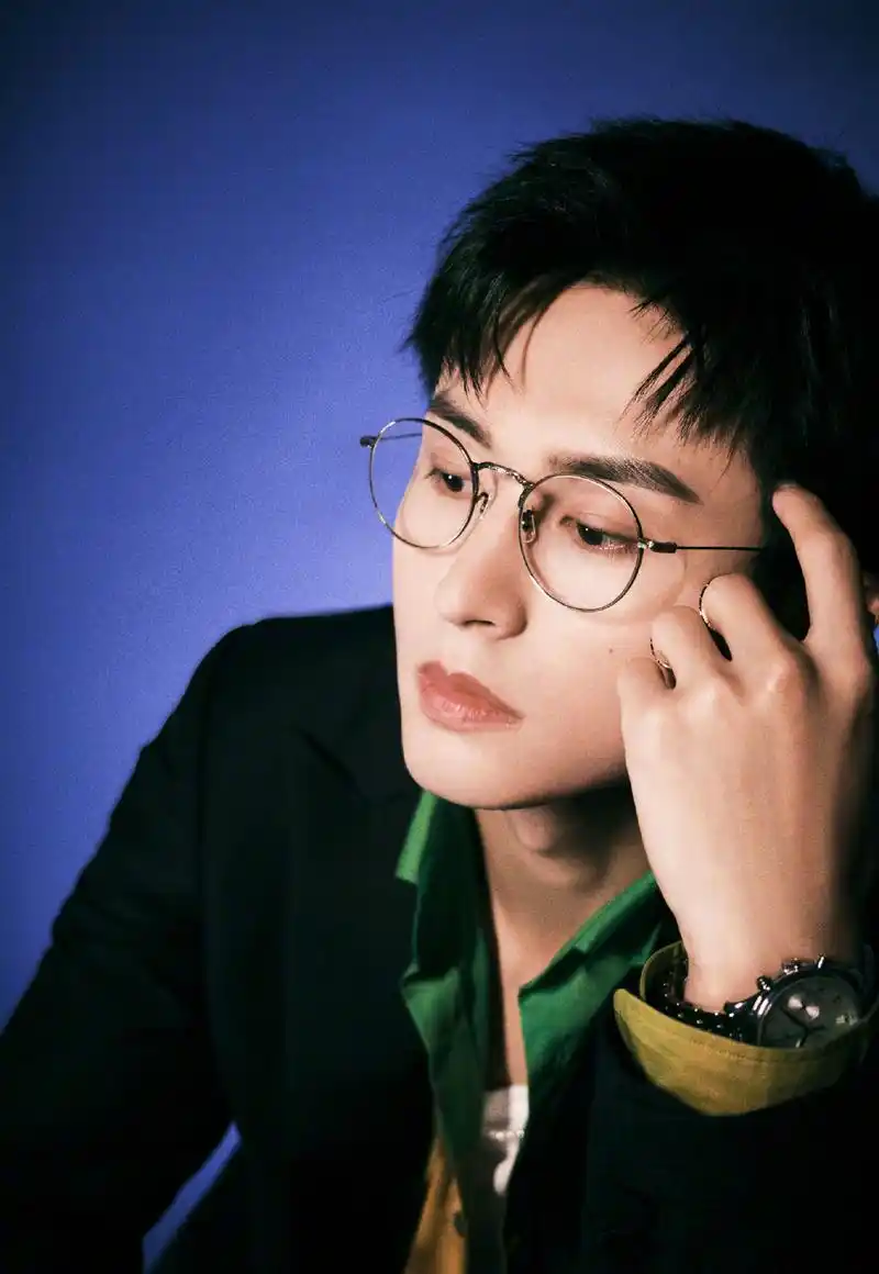 张哲瀚黑色西服墨绿色衬衫图片:瀚瀚绝美