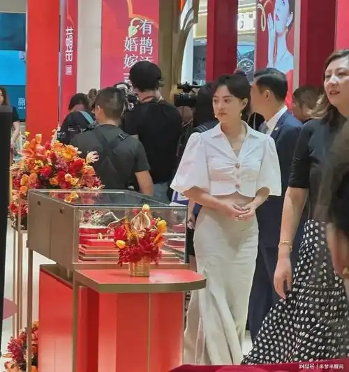 穿着拉胯宽松衬衫和鱼尾裙的孙俪,一点都不好看,很像男的,应该刘雯