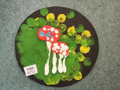 雅居乐剑桥郡幼儿园小班美术绘画班第四节课《小蘑菇》作品分享