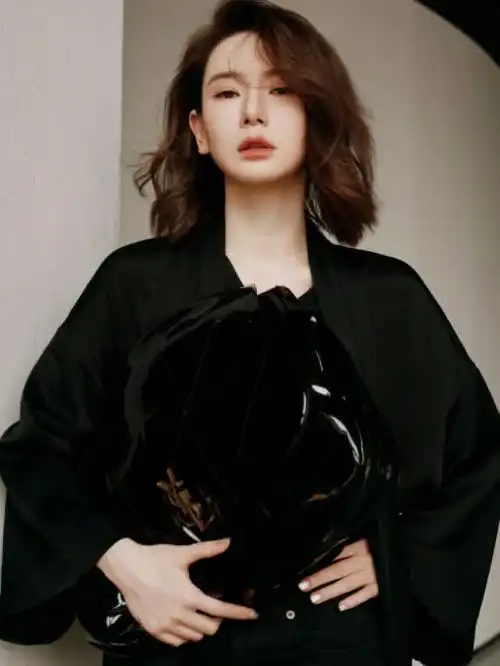 戚薇妆容惊艳,充满霸气展现自信独立!