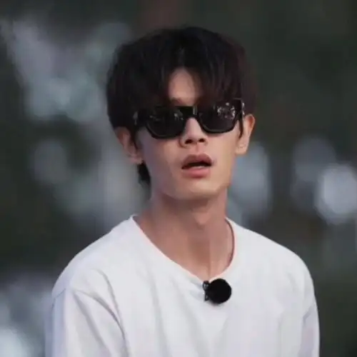 悄悄打工,然后惊艳所有人@任嘉伦allen    搬砖小超头像 | 任嘉伦