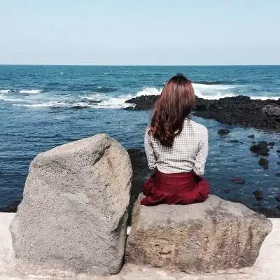 女生背影大海图片唯美