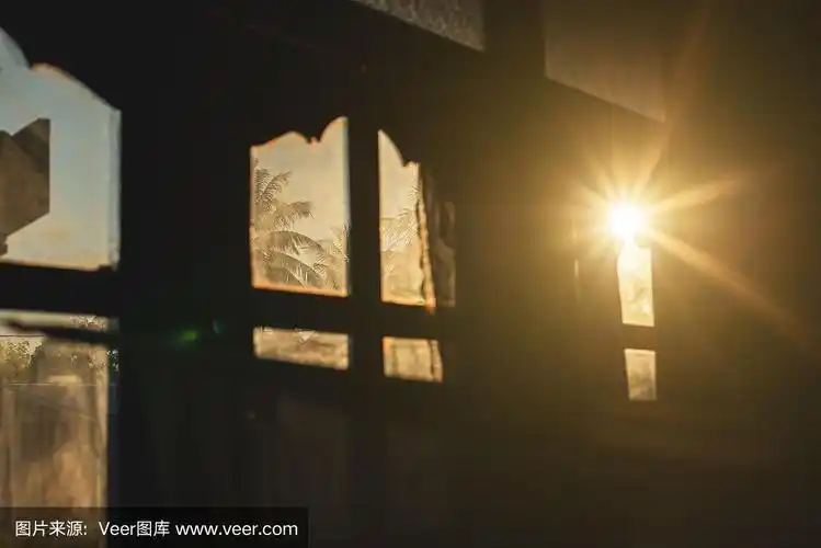 早晨的阳光透过卧室的窗户照进来.