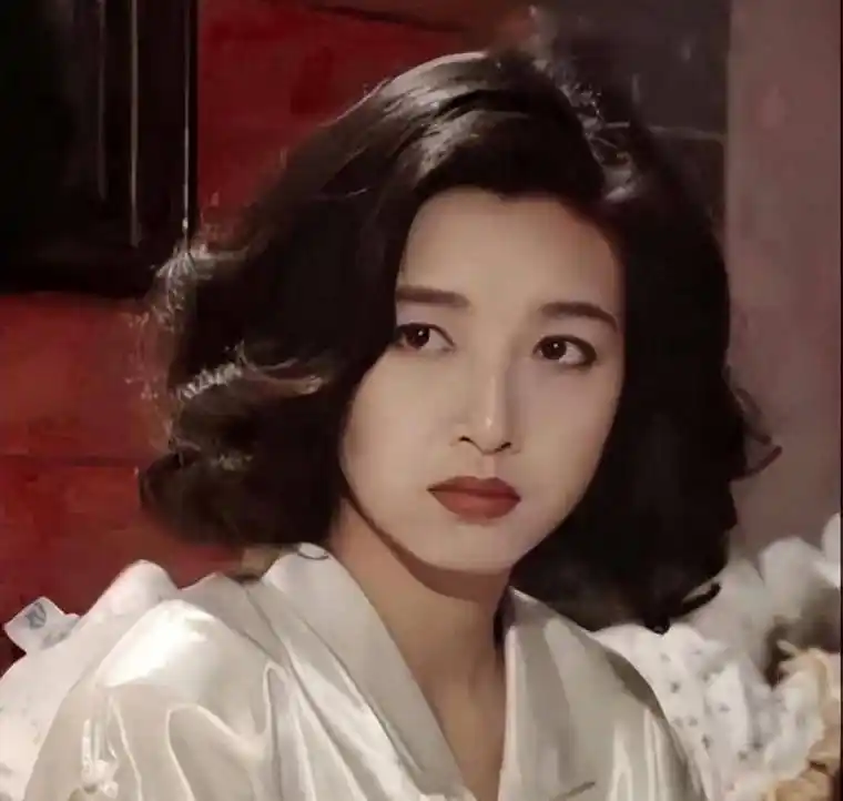 江珊,靳东爱过的女人,出道即巅峰,年轻时的她是真的美_自然_内地_杜梅