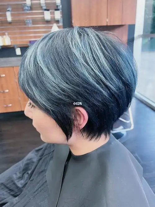 女生短发发型  #染发  #挑染  #蓝黑色  #蓝灰色