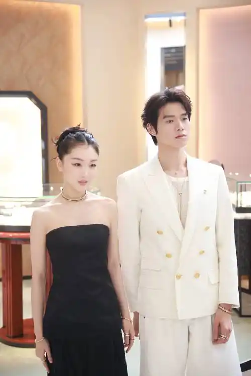 周冬雨全黑look配珠宝超a 魏大勋白西装帅气俊朗