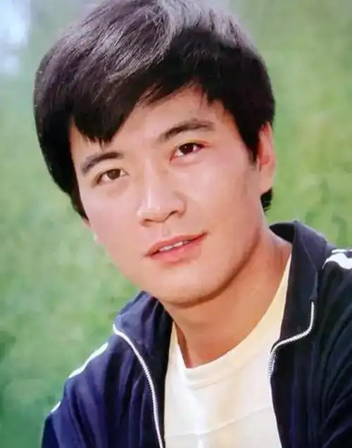 他是80年代最红男演员,家中被抢劫妻子不幸遇难,一跌不振被遗忘